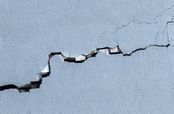 Analyse des fissures dans votre maison : guide complet de l’expertise