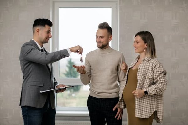 Le monde de l'immobilier : Formation, qualités et rémunération d'un agent immobilier